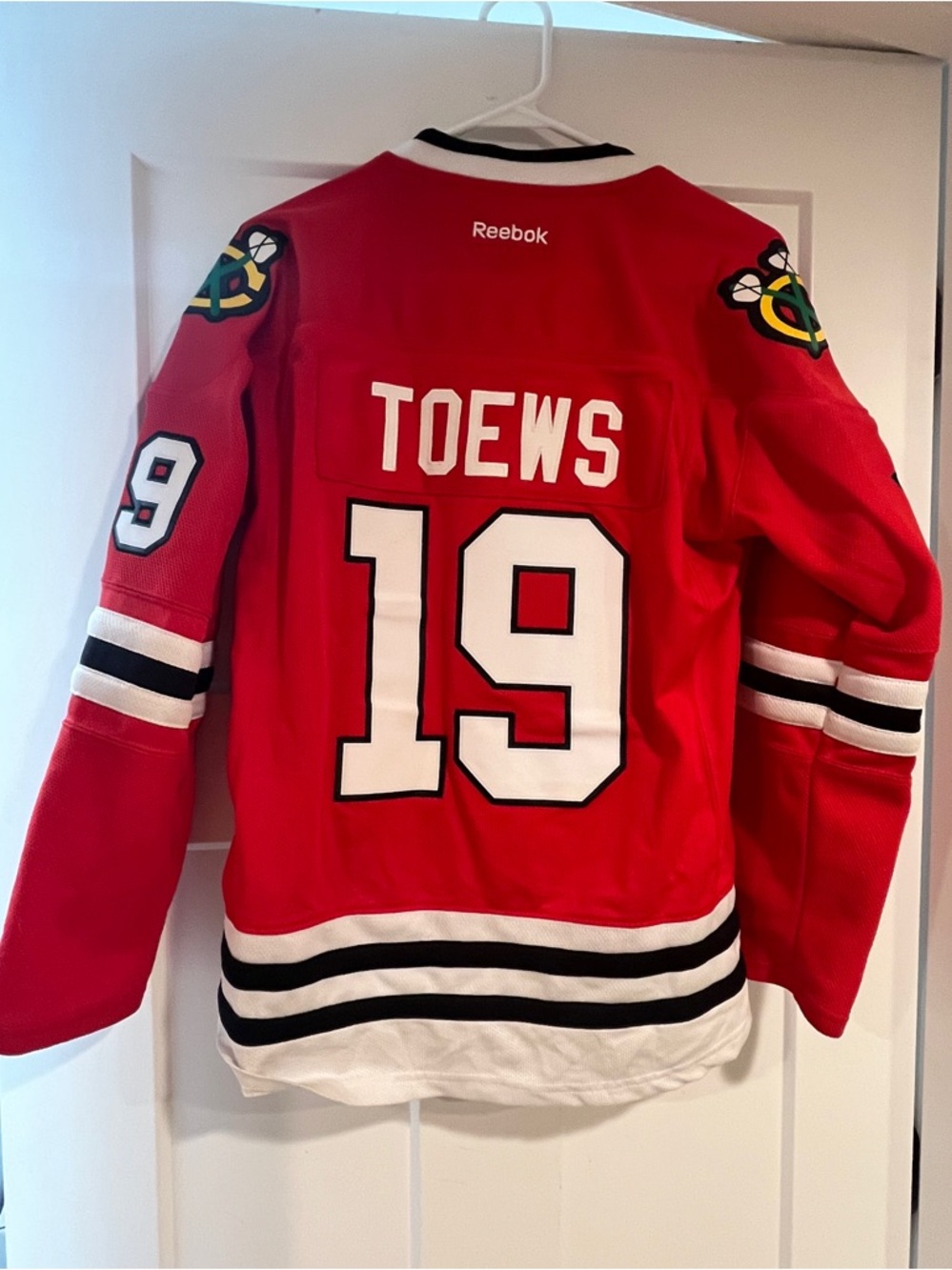 Reebok Chicago Blackhawks Jonathan Toews #19 Red Hockey Jersey Women’s medium